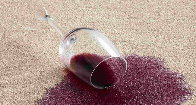 Weinfleck auf Teppich