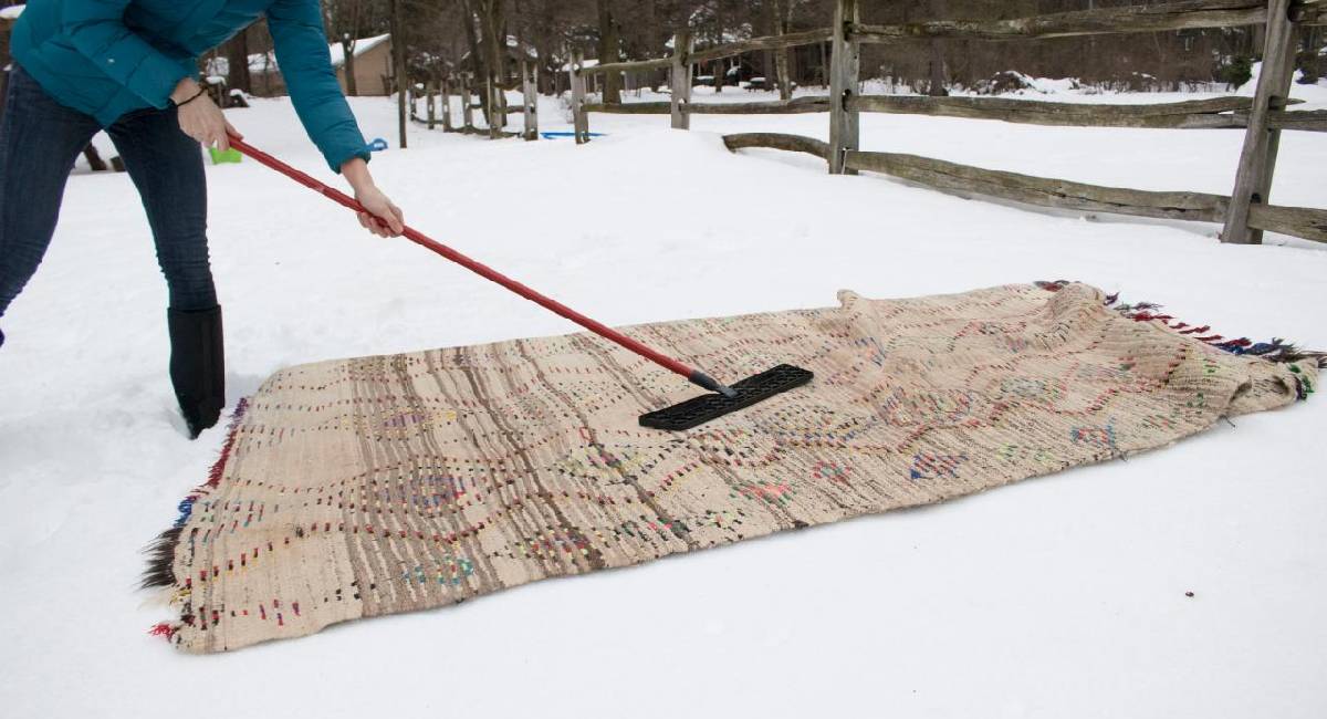 teppich im schnee reinigen